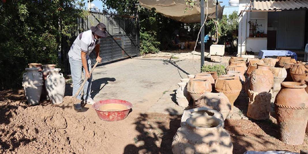 Baba-oğul el ele veriyor, killi topraktan çıkarıyor! Unutulmasına izin vermiyorlar: Taleple birlikte daha çok üretiyorlar 4